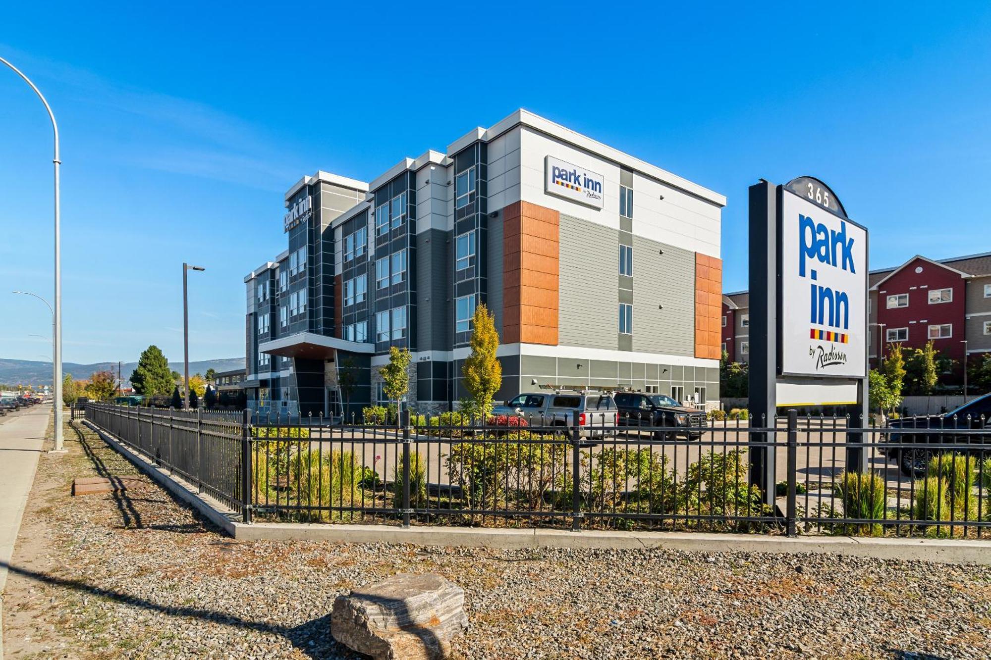 Park Inn By Radisson, Kelowna Exterior photo